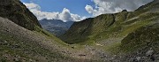 49 Sul sent. 248 scendo su ripido sentiero  nel vallone di Val Camisana